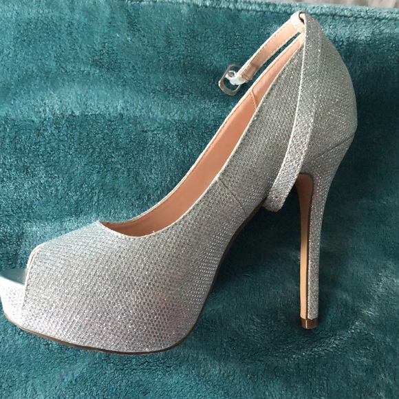 Silver glittery sparkly high heels size 8 dressy - Picture 1 of 6